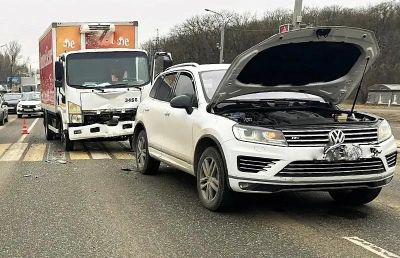 В Шпаковском округе водитель фургона «догнал» внедорожник