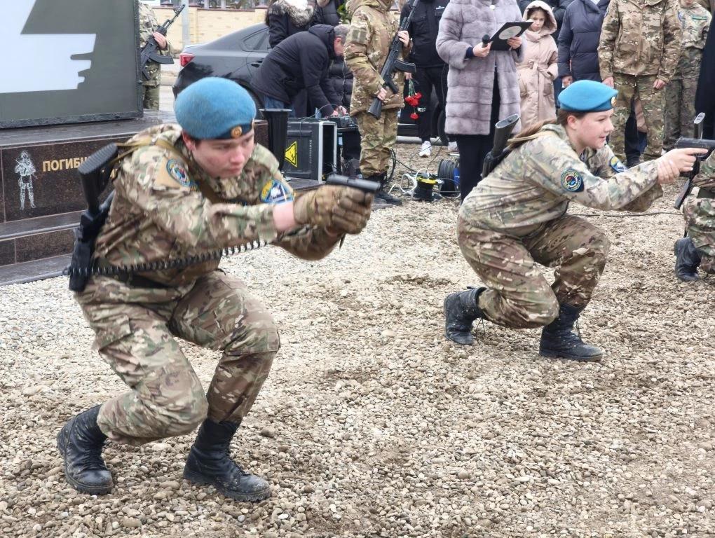 В Ессентуках в память о героях СВО 23 февраля засияла стела высотой 2 метра