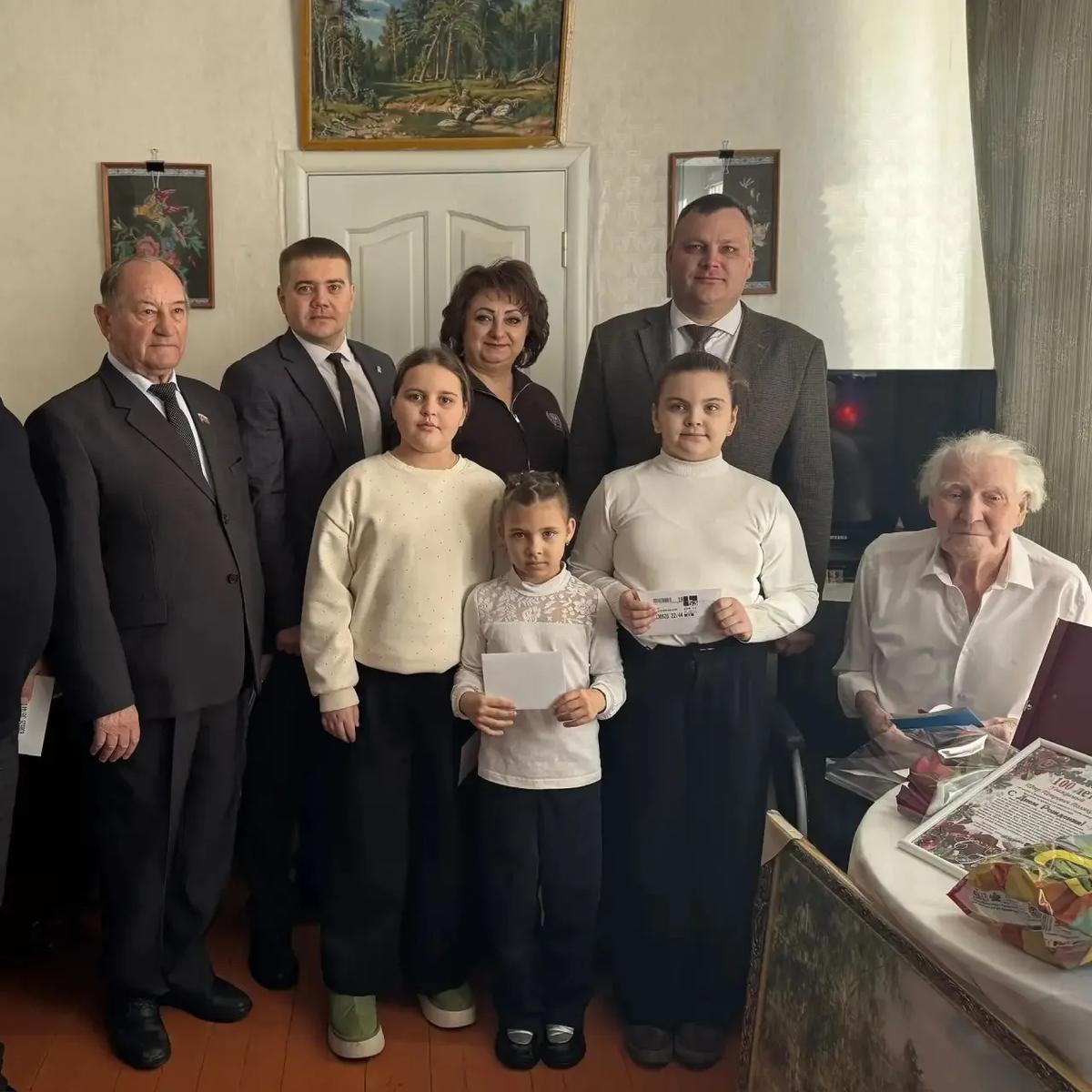 В Красногвардейском округе ветерана поздравили со 100-летием