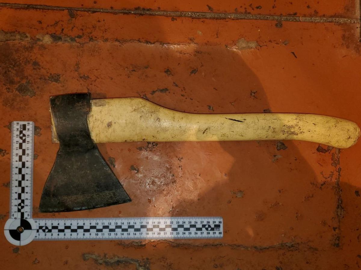 В Кировском округе мужчина ударил знакомого топором по голове