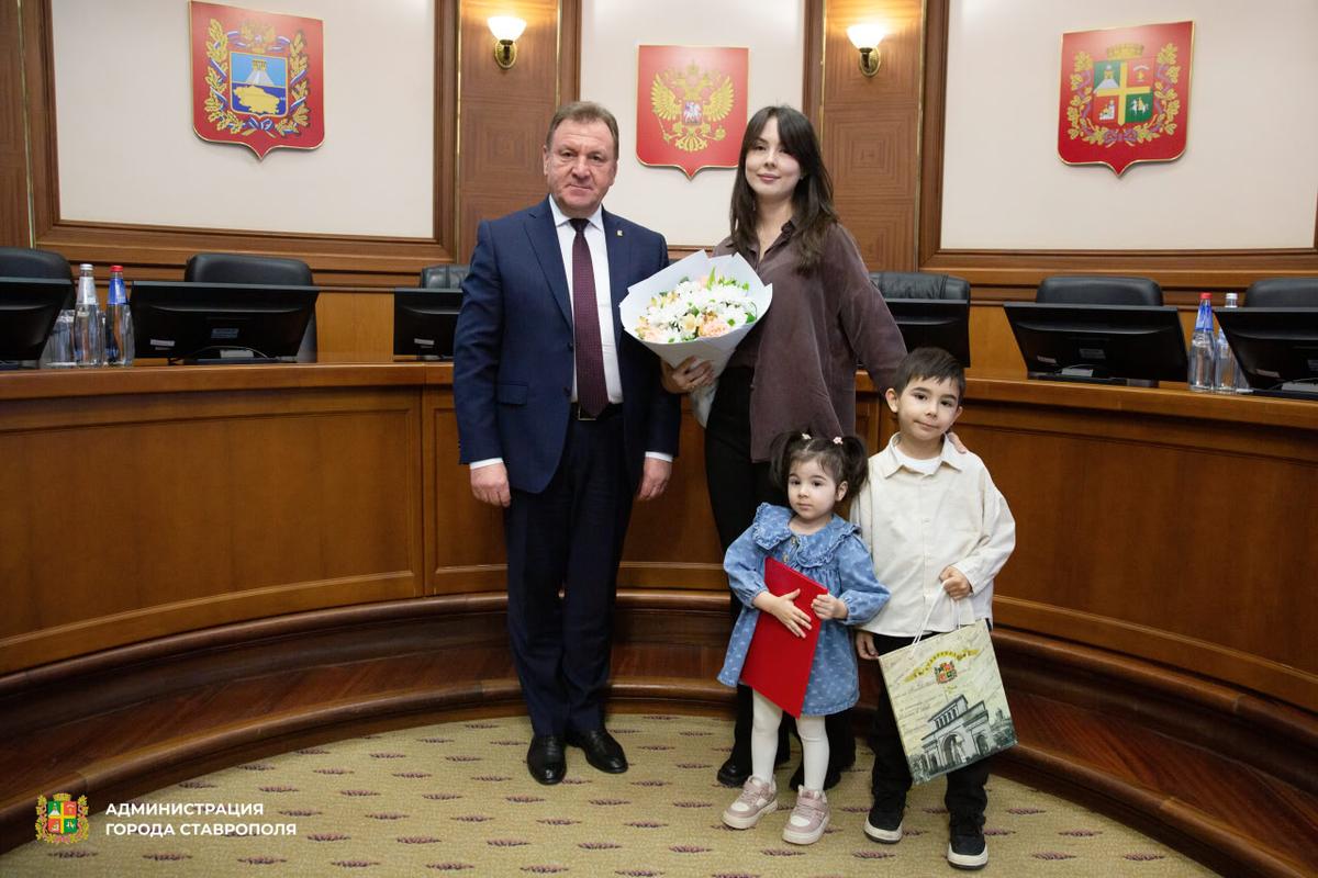 В Ставрополе пяти молодым семьям вручили жилищные сертификаты