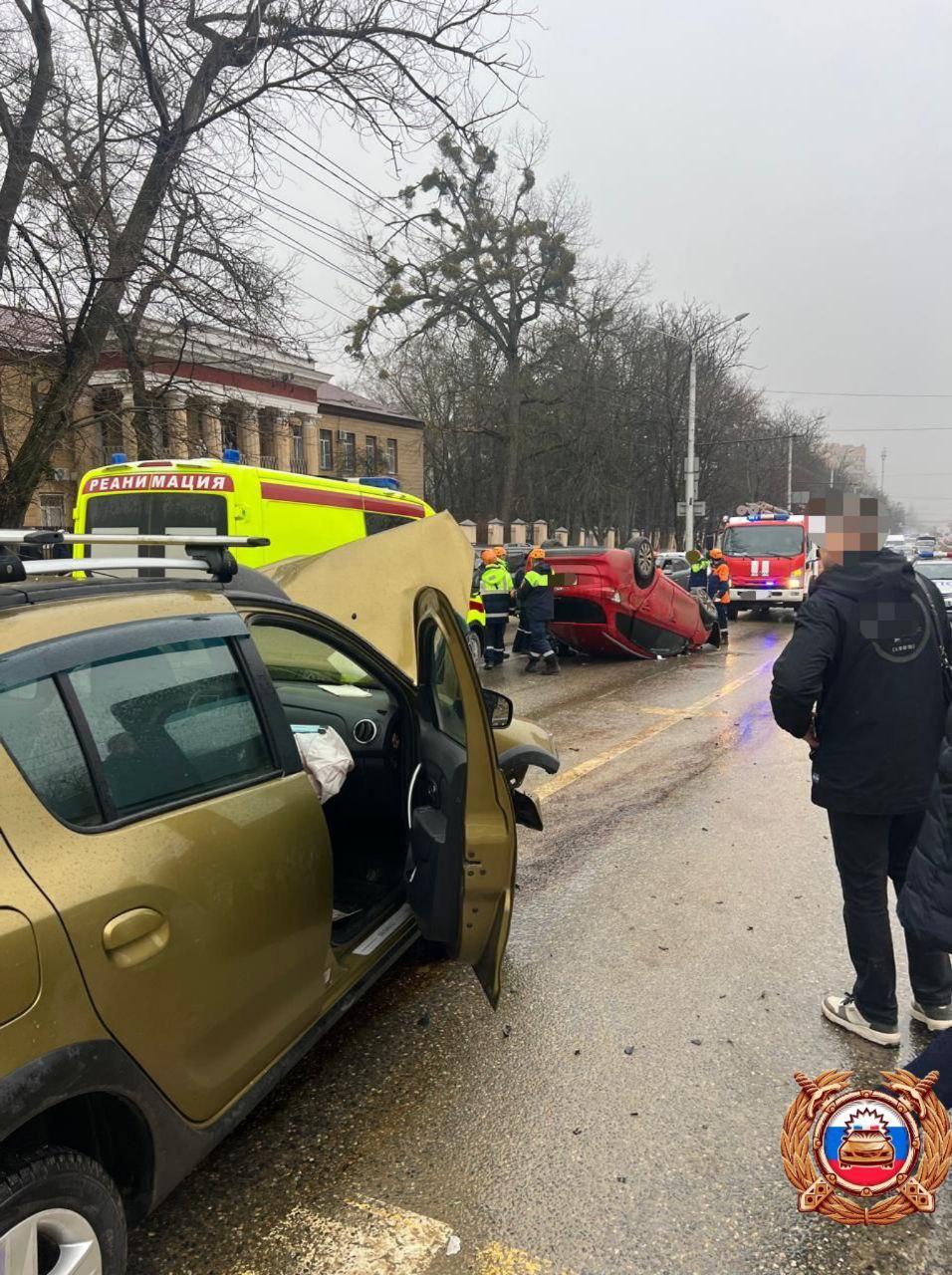 На улице Ломоносова в Ставрополе при столкновении 2 иномарок одна опрокинулась