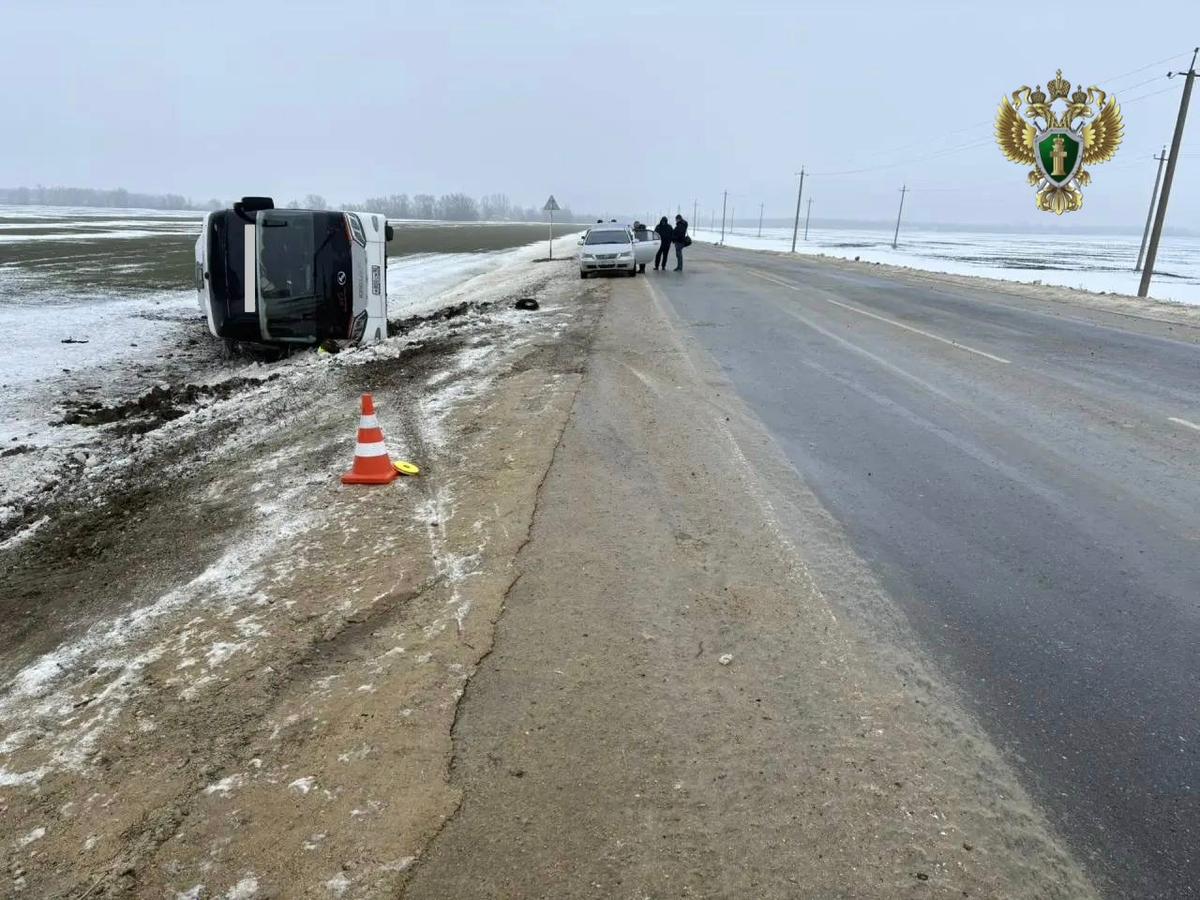 Транзитный рейсовый автобус опрокинулся на Ставрополье, есть пострадавшие