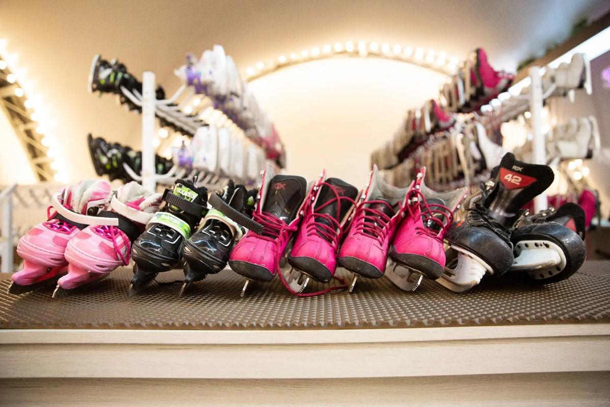 Ледовый каток на площади Ленина в Ставрополе продолжает работу