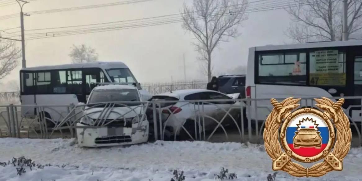 Травму лица получила пассажирка маршрутки в Ставрополе при столкновении 4 машин