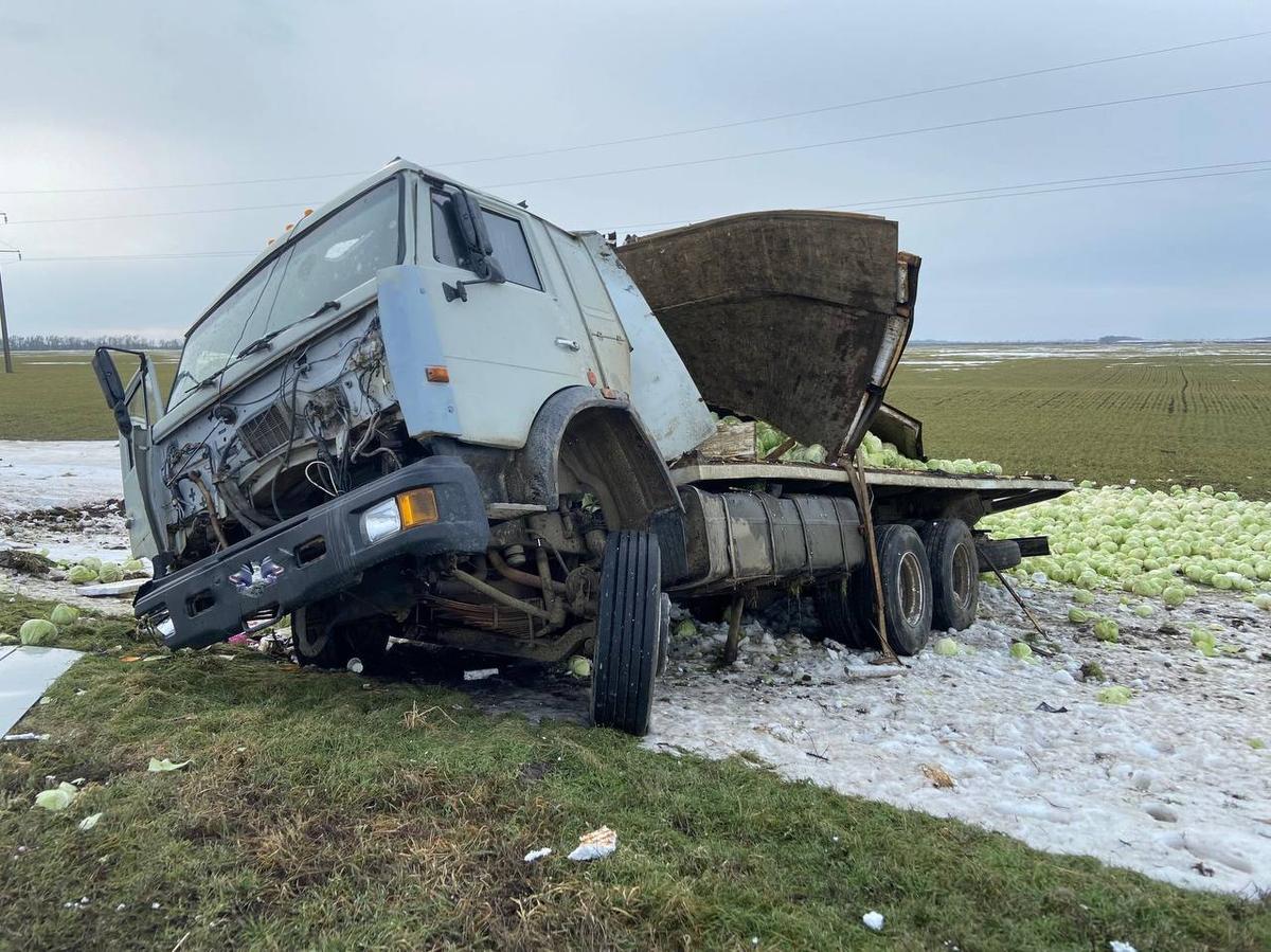 Грузовик с капустой опрокинулся в поле в Апанасенковском округе