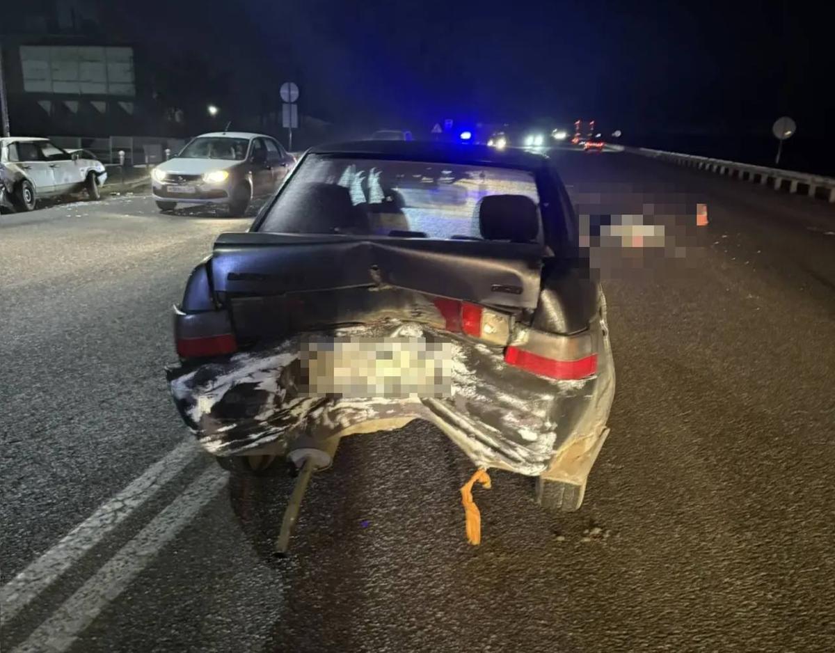 При столкновении грузовика с легковым автомобилем на Ставрополье погиб пешеход