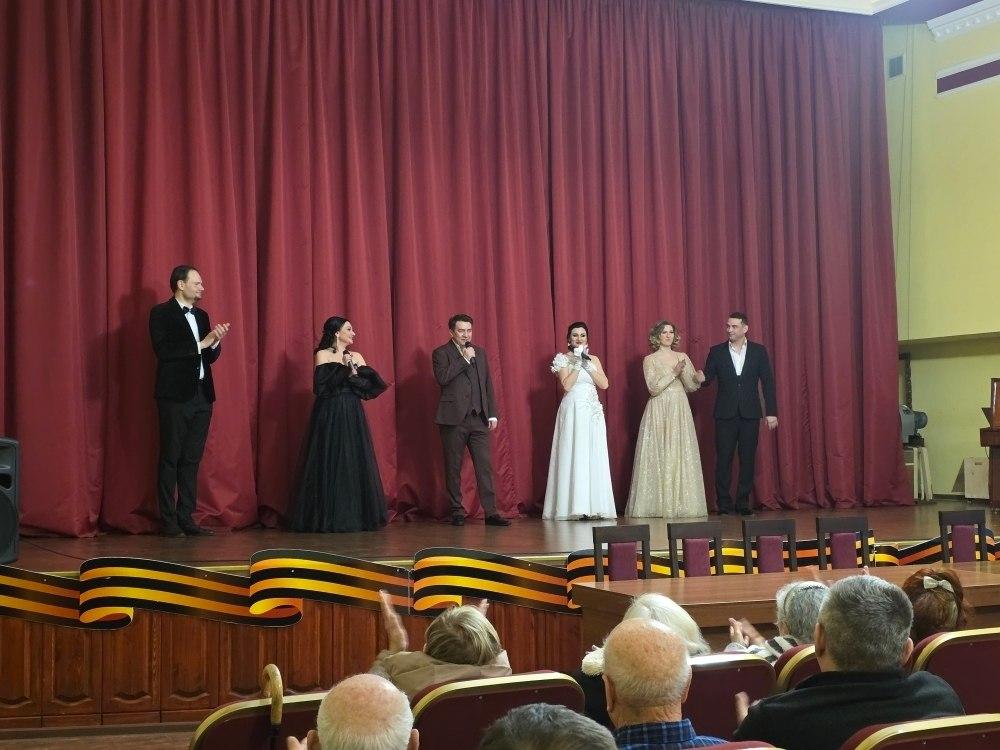 Артисты оперетты выступили в госпитале для ветеранов войн на Ставрополье