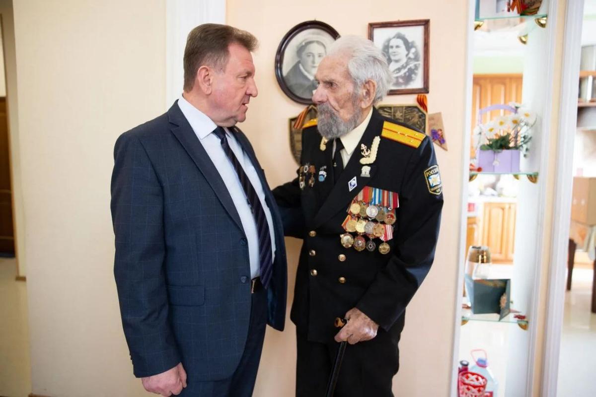 Глава Ставрополя поздравил ветерана с Днем защитника Отечества
