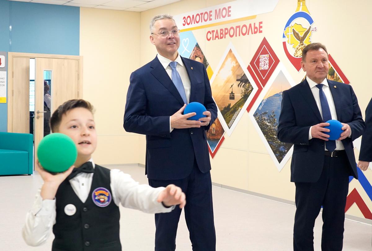 Губернатор края и глава Ставрополя посетили новую модульную школу