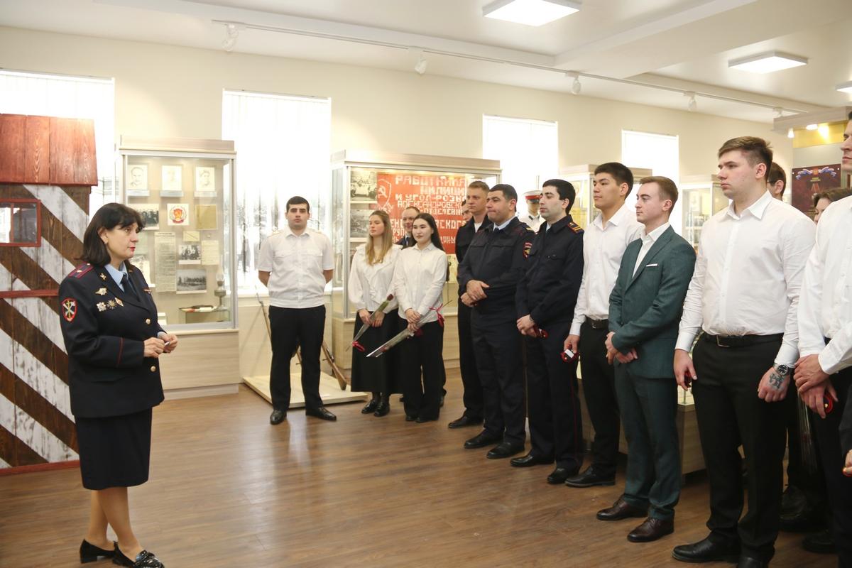 В Ставрополе молодым полицейским вручили погоны