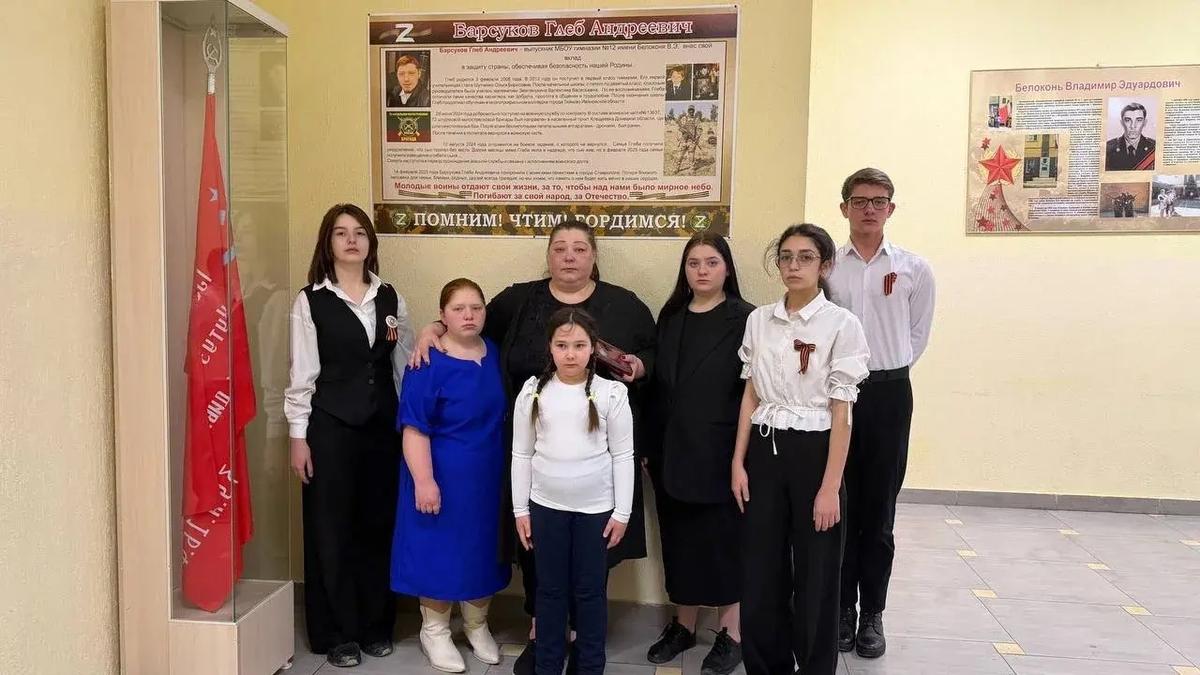 В 12-й гимназии Ставрополя открыли стенд памяти погибшего в зоне СВО выпускника