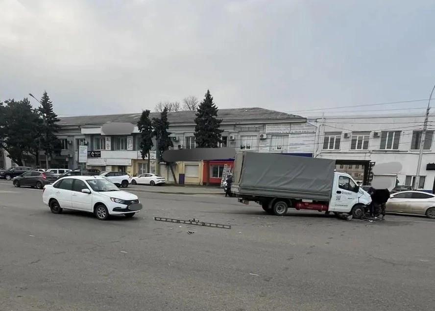 Пожилой водитель в Ставрополе спровоцировал ДТП и попал в больницу