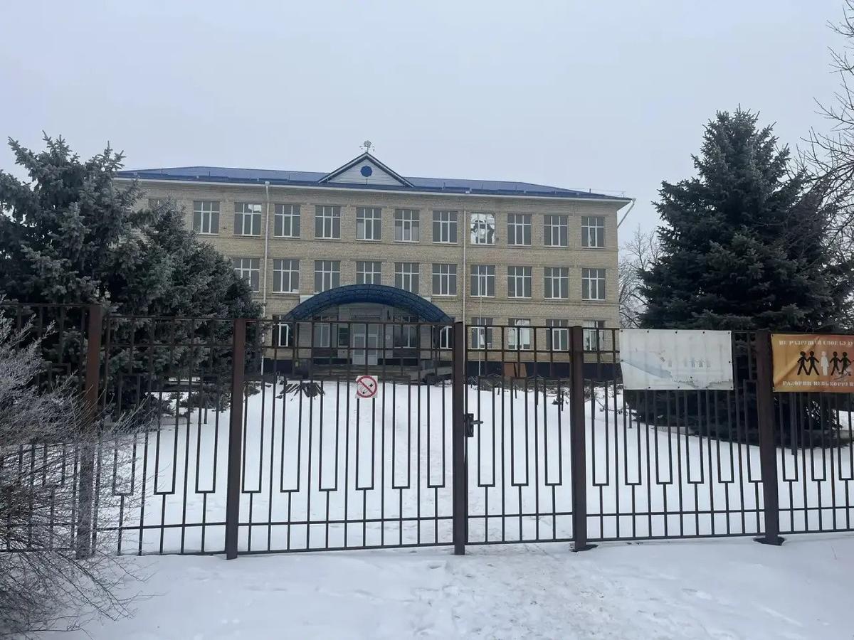 В поселке Рогатая Балка полным ходом идет капремонт школы