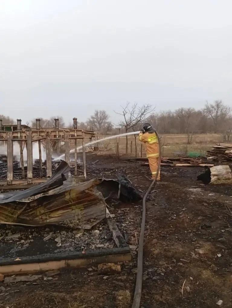 На Ставрополье загорелась хозпостройка с пиломатериалами