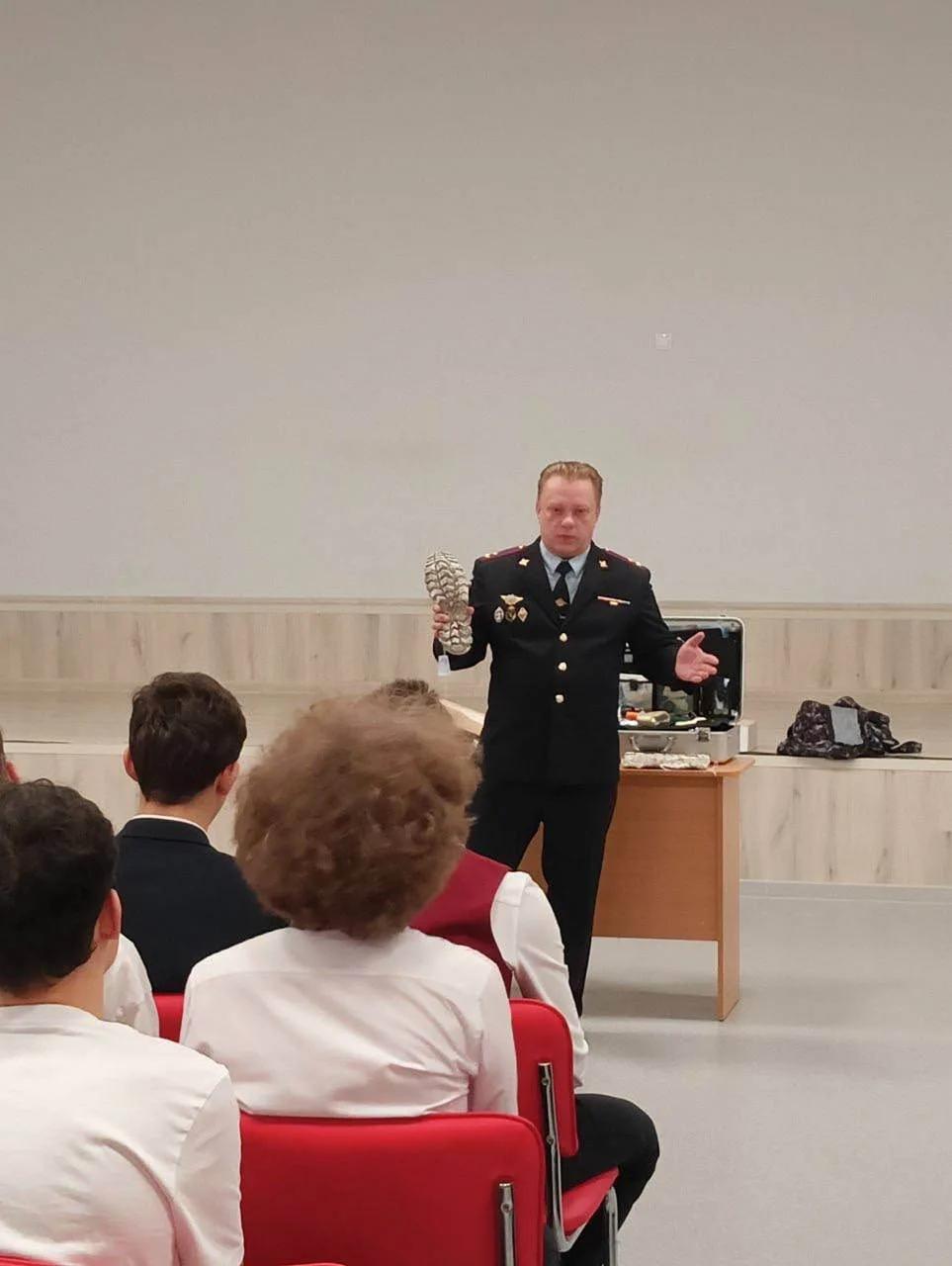 Ученики ставропольского лицея попробовали себя в роли экспертов-криминалистов