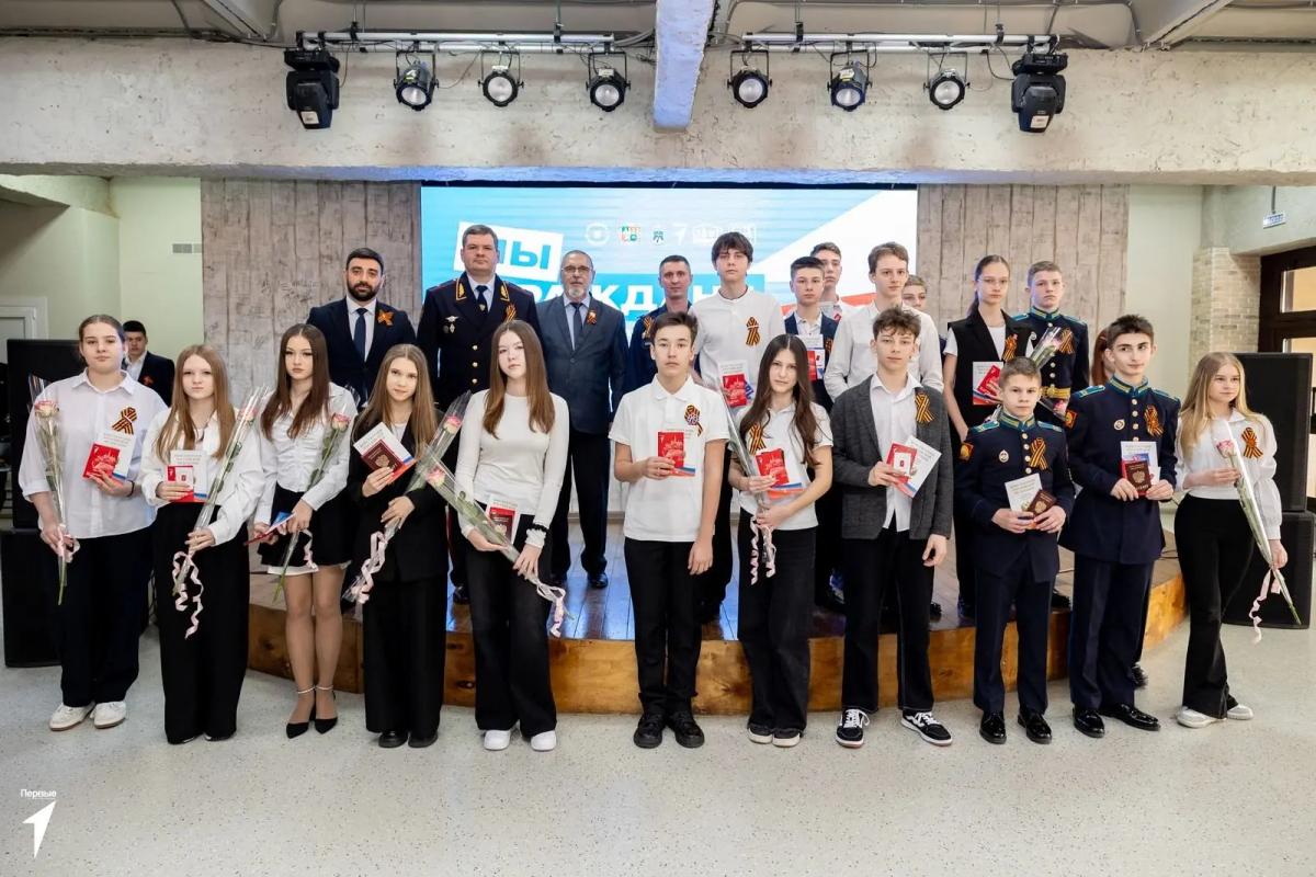 В День воссоединения Крыма с Россией 19 ставропольцам вручили первые паспорта