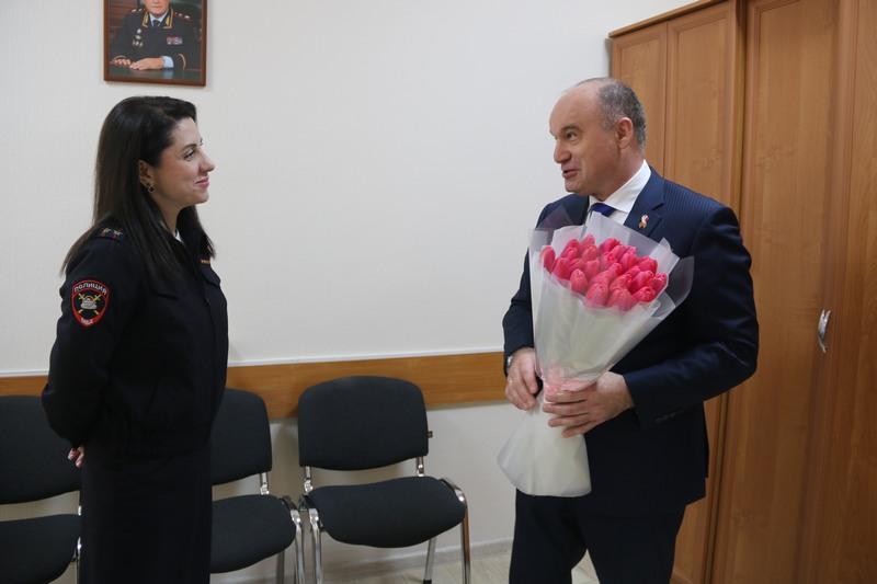 Замначальника МРЭО ГАИ Ставрополя Рену Бунятян поздравили с наступающим 8 марта