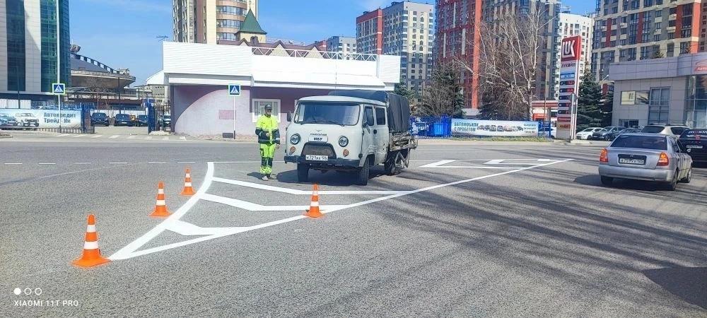 На улицах Ставрополя начали обновлять дорожную разметку