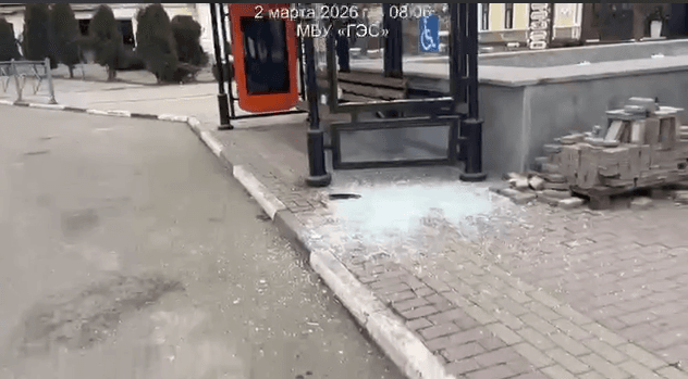 Новенький павильон на остановке разбили в Кисловодске