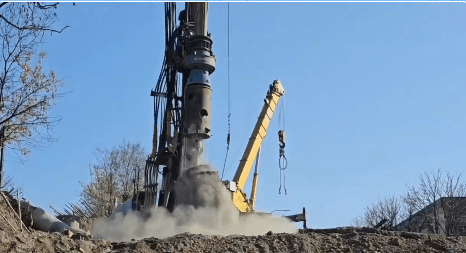 Свайный каркас заливают бетоном при строительстве нового моста в Пятигорске