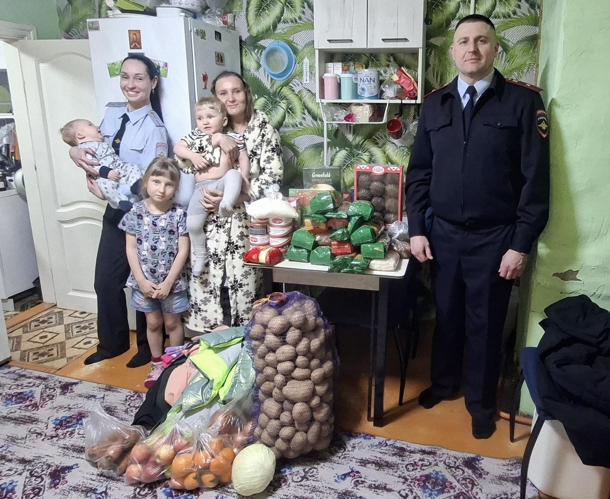 В Ставрополе полицейские поздравили многодетную мать из ЛНР с 8 Марта