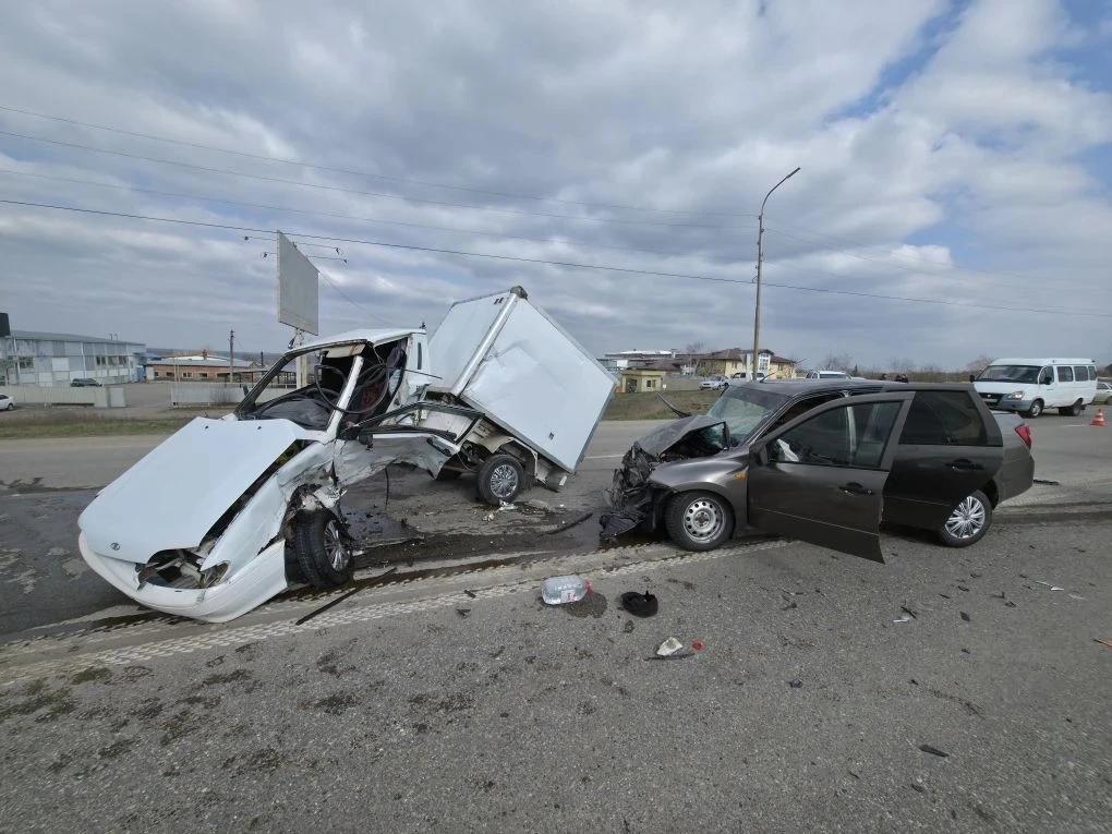 При столкновении «Гранты» и фургона на Ставрополье травмы получили 4 человека