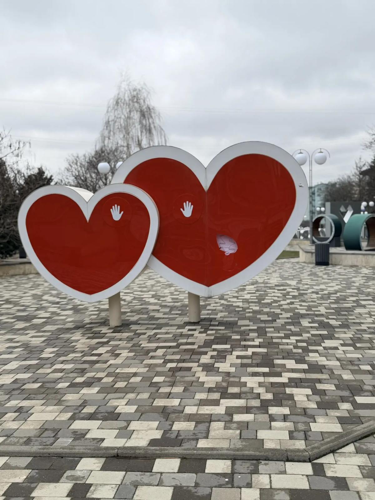 В Железноводске парень ногой разбил сердце на Аллее любви