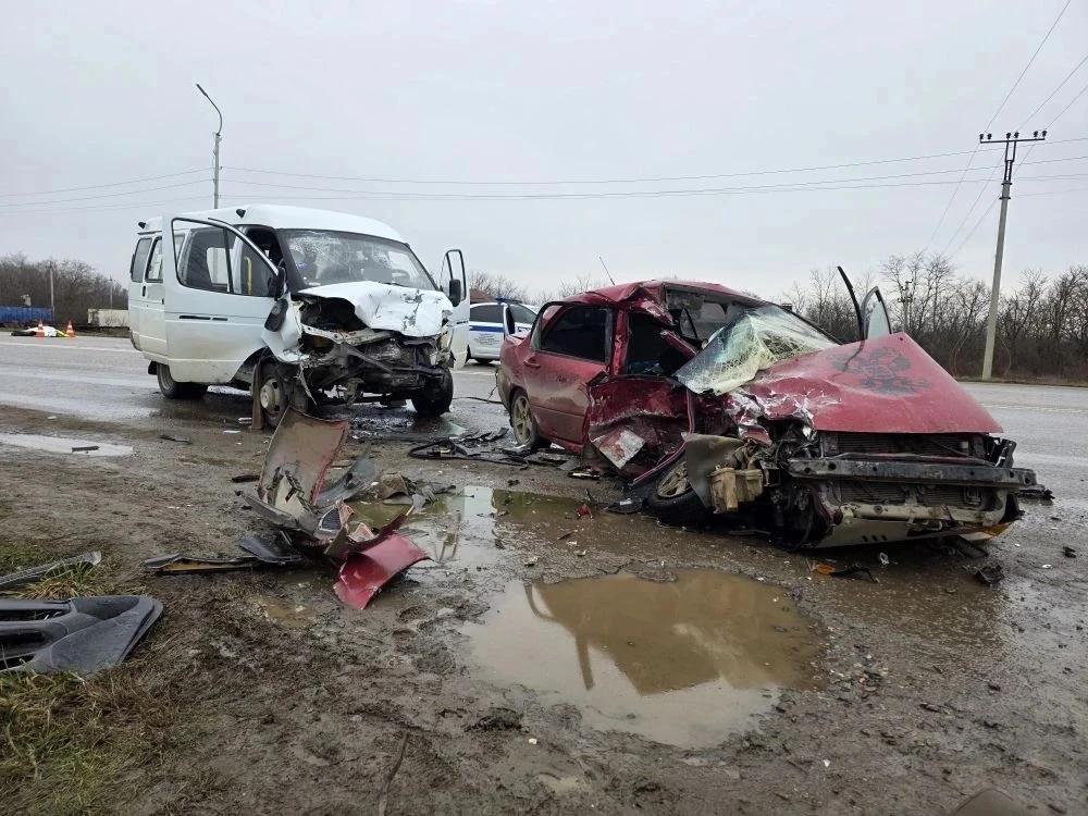 В Георгиевске после смертельного наезда на пешехода иномарка въехала в маршрутку