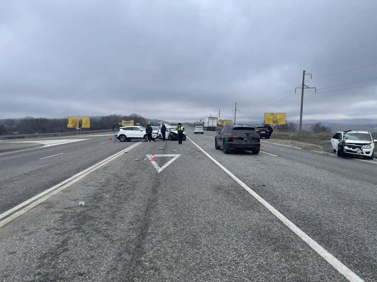 В тройном ДТП близ Ставрополя травмы получил один человек