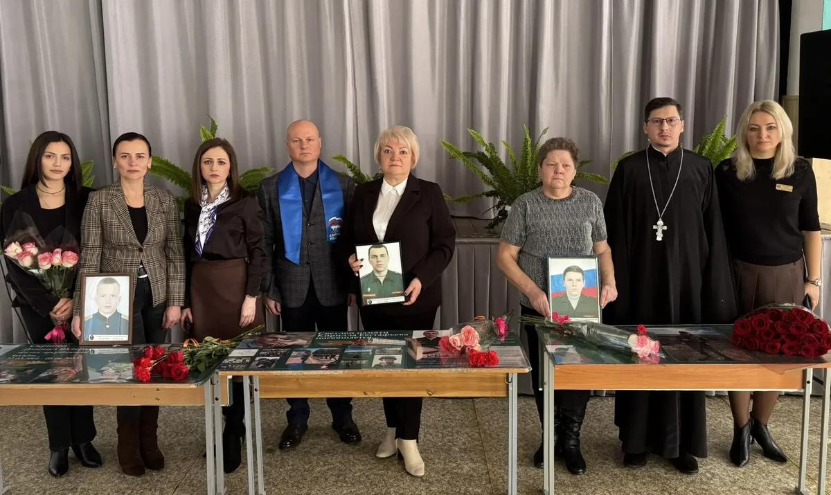 В память о погибших на СВО ребятах в 6-й школе Георгиевска открыли Парты Героев