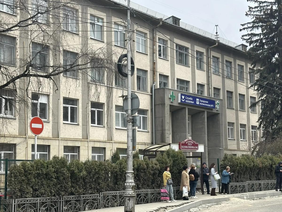 В Кисловодске ремонтируют дорогу к поликлинике