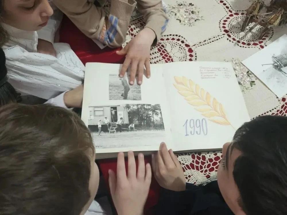 Будущие выпускники младшей школы посетили ветерана труда в Кировском округе