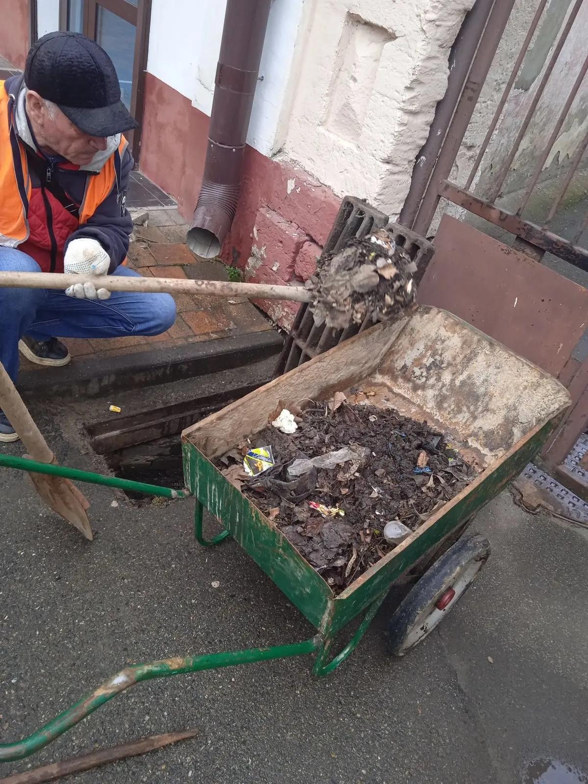 На 15 улицах Ставрополя восстановили работоспособность ливневых сетей и колодцев