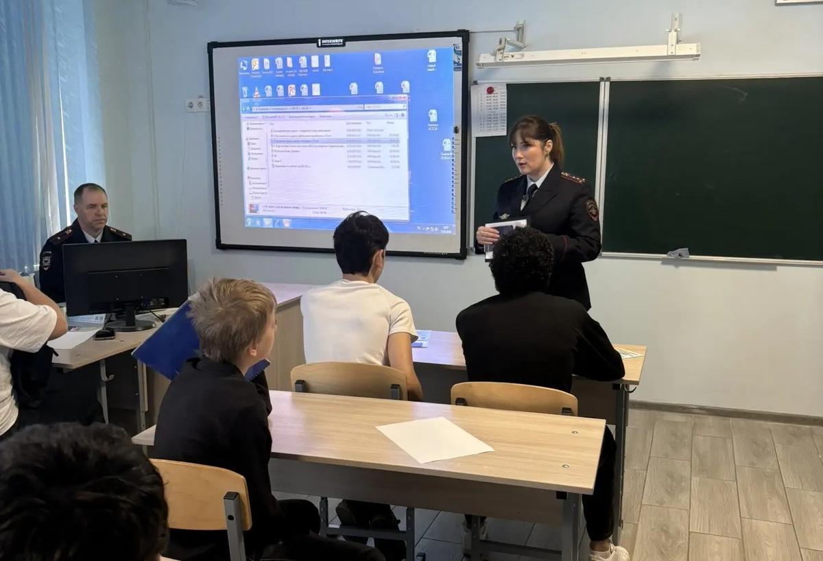 В Ставрополе сотрудники полиции провели антинаркотический урок в школе