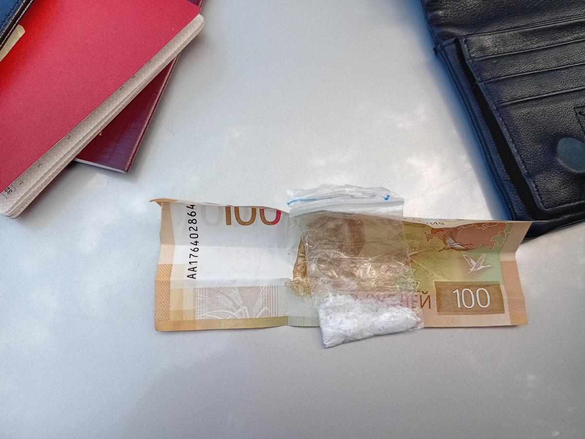 В Кировском округе пассажиры такси везли с собой в кошельке наркотик