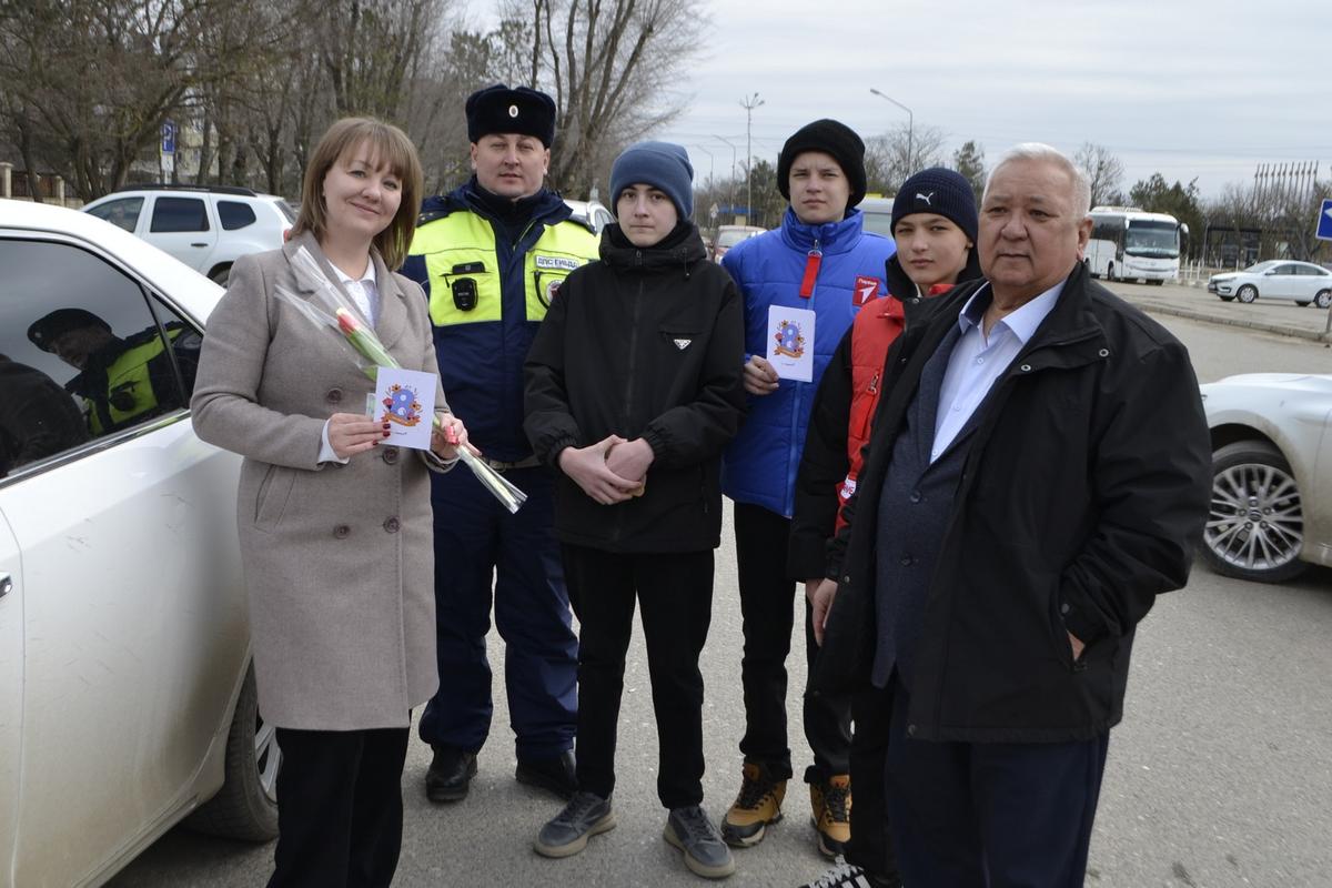 В Нефтекумске сотрудники госавтоинспекции вручили водительницам цветы и подарки