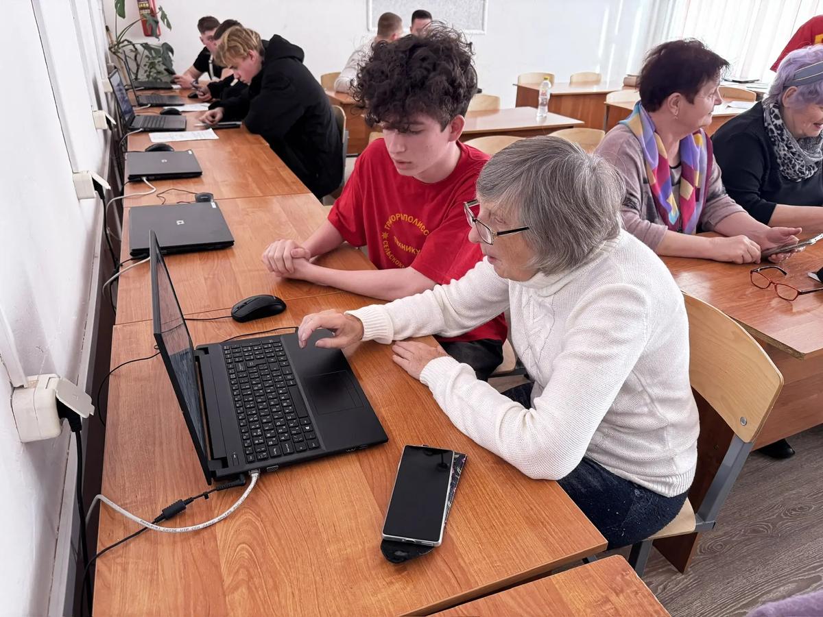 В Новоалександровском округе пенсионерам помогают осваивать компьютер