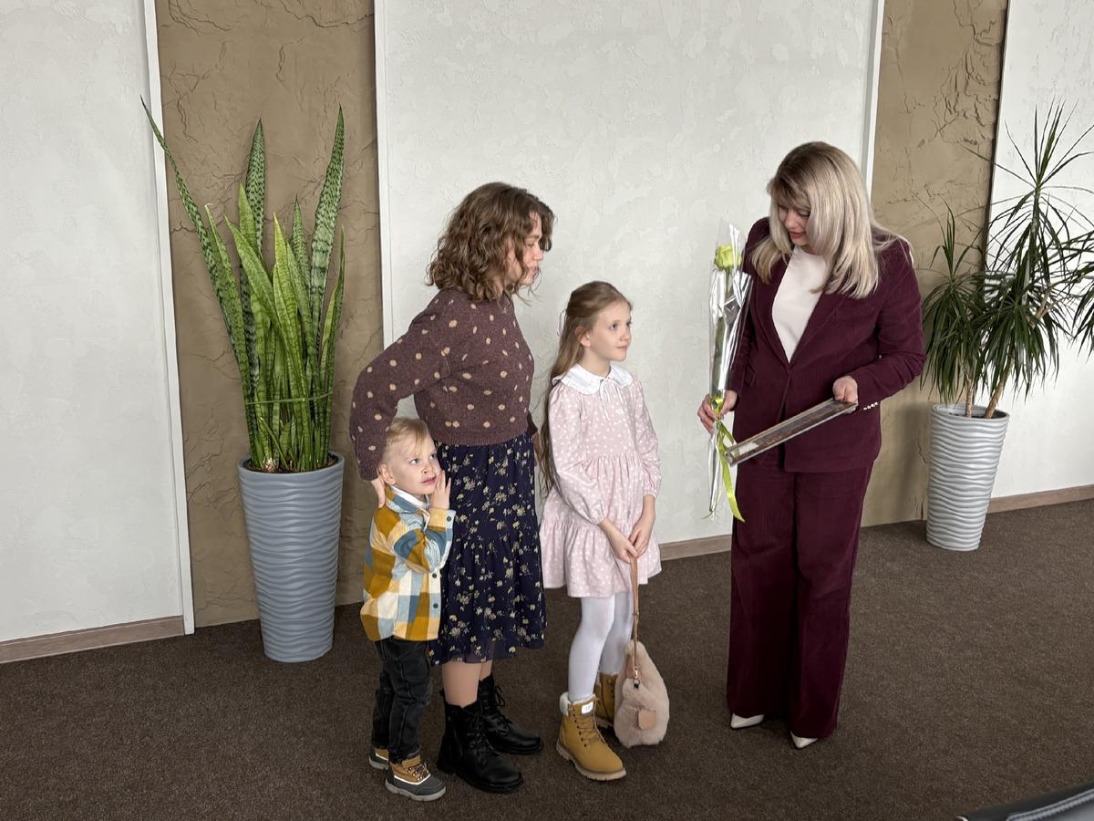 Молодой семье из Петровского округа вручили жилищный сертификат