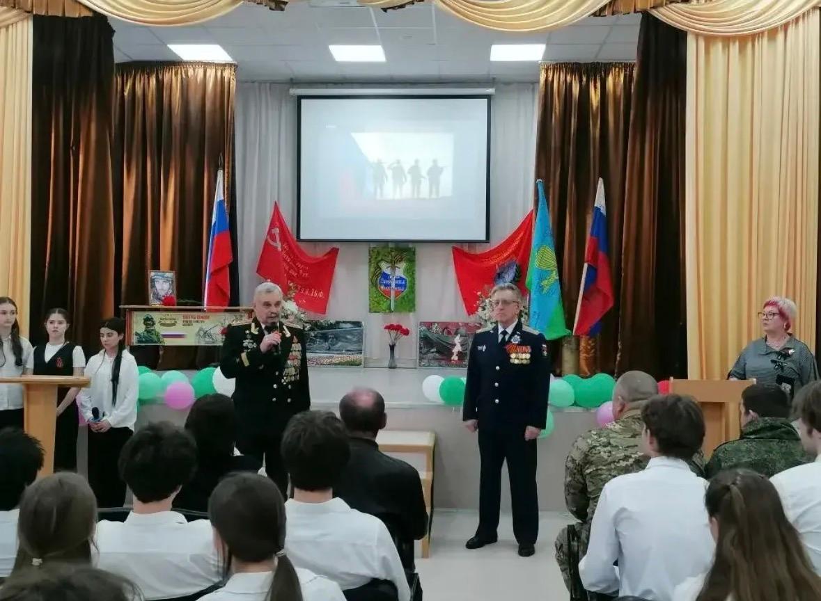 В школе Ставрополя открыли парту Героя в память о выпускнике