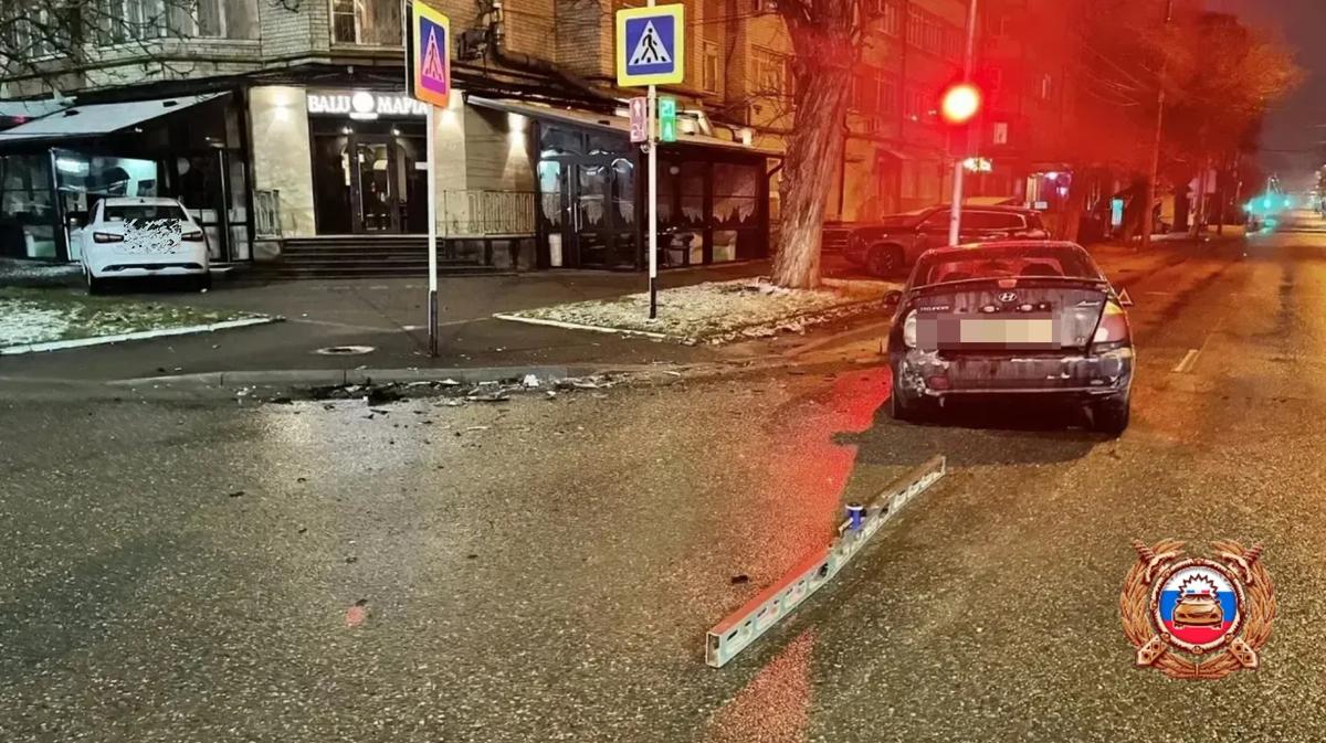В Ставрополе на перекрестке со светофором столкнулись два автомобиля
