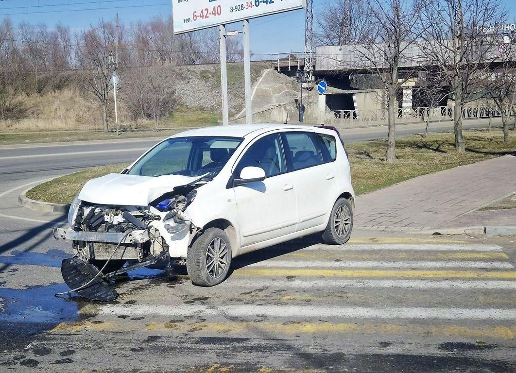 Пожилой водитель в Невинномысске въехал в столб, покалечив пассажира при этом