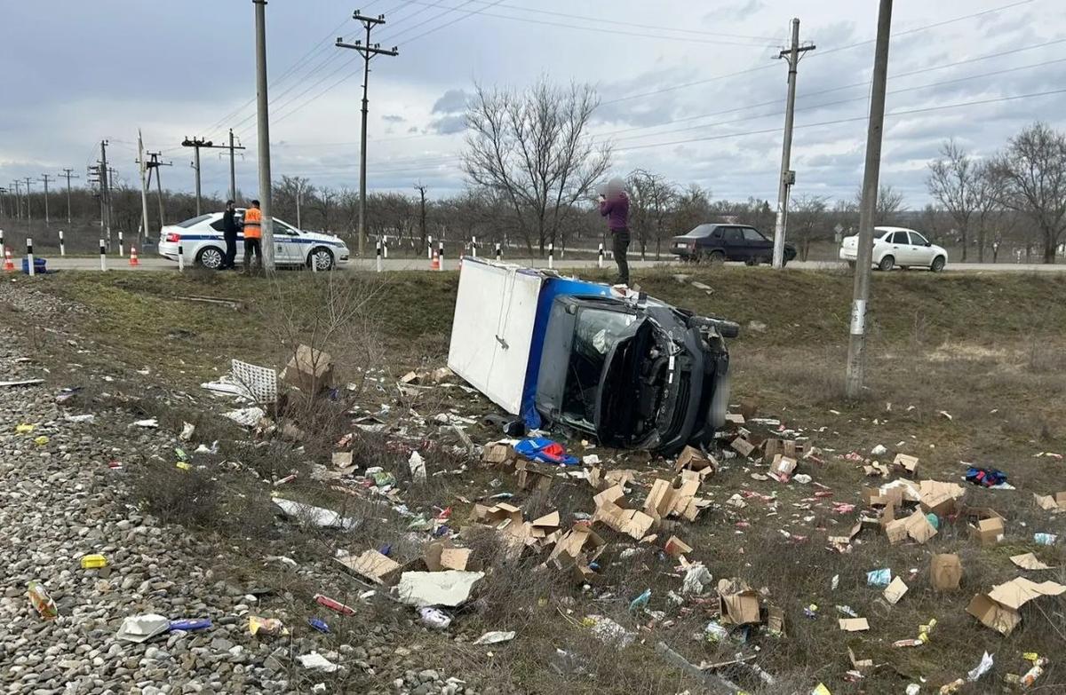 В Буденновском округе на железной дороге перевернулся грузовик с мороженым