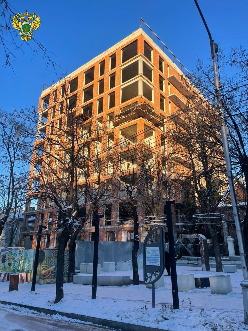 В Ессентуках суд обязал снести самовольно построенную высотку в центре города