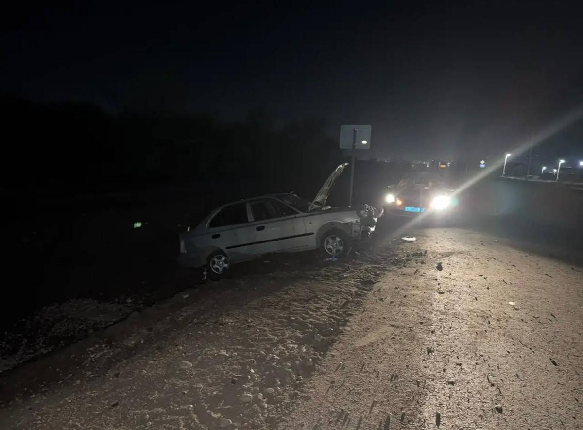 Водитель и пассажир иномарки пострадали при съезде с дороги в Предгорном округе