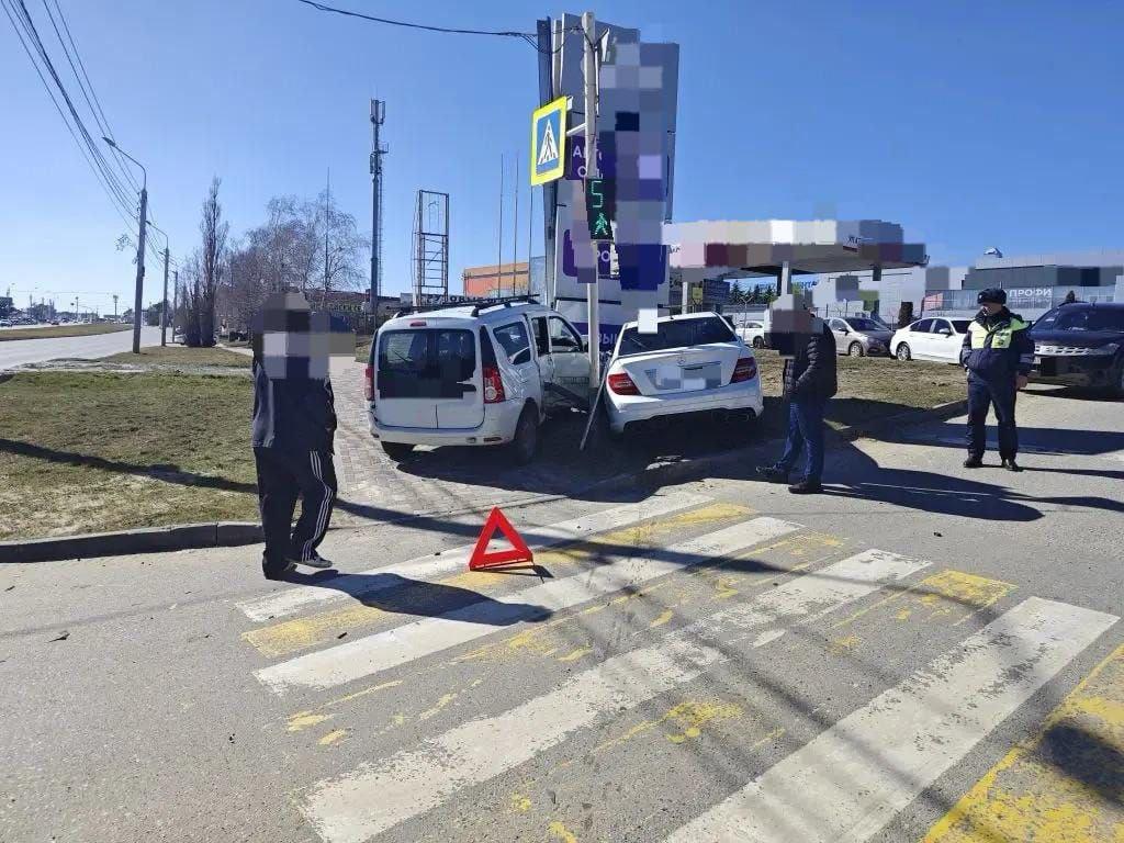 Водитель «Лады» хотел проскочить перед «Мерседесом» и устроил ДТП в Ставрополе