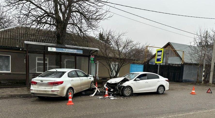 В Предгорье водитель совершил ДТП на остановке и скрылся