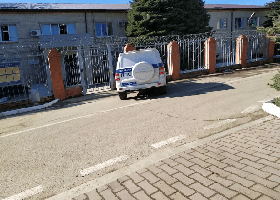 Вор перелез через витрину и украл ящик сигарет из табачного павильона Ставрополя