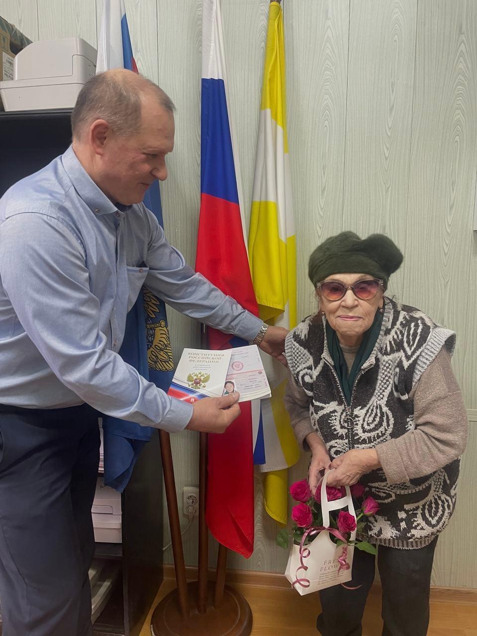 На Ставрополье столетняя женщина из Армении получила российский паспорт