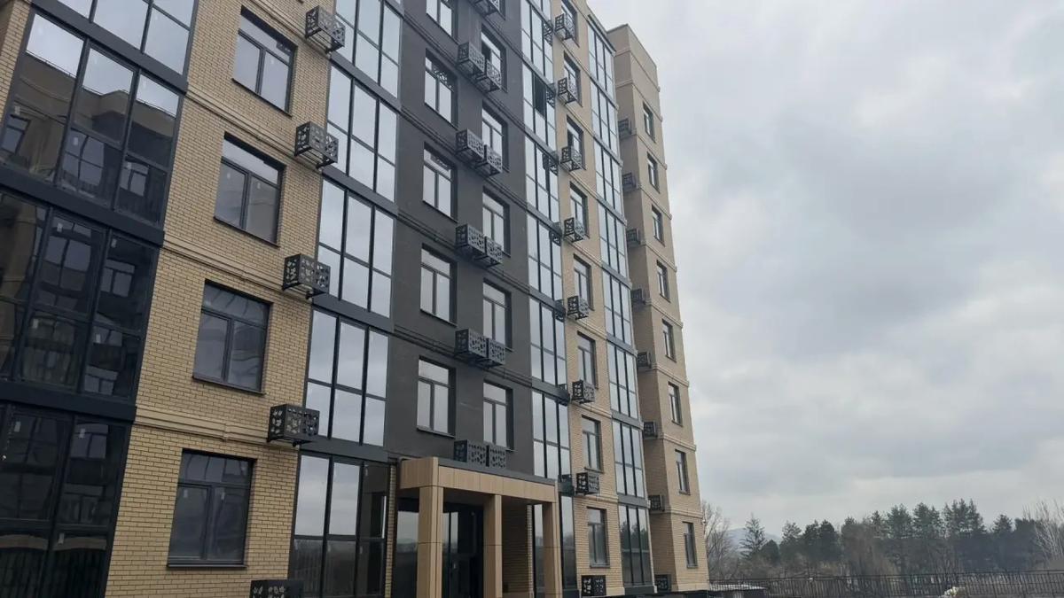 В Пятигорске детям-сиротам передали ключи от новых квартир